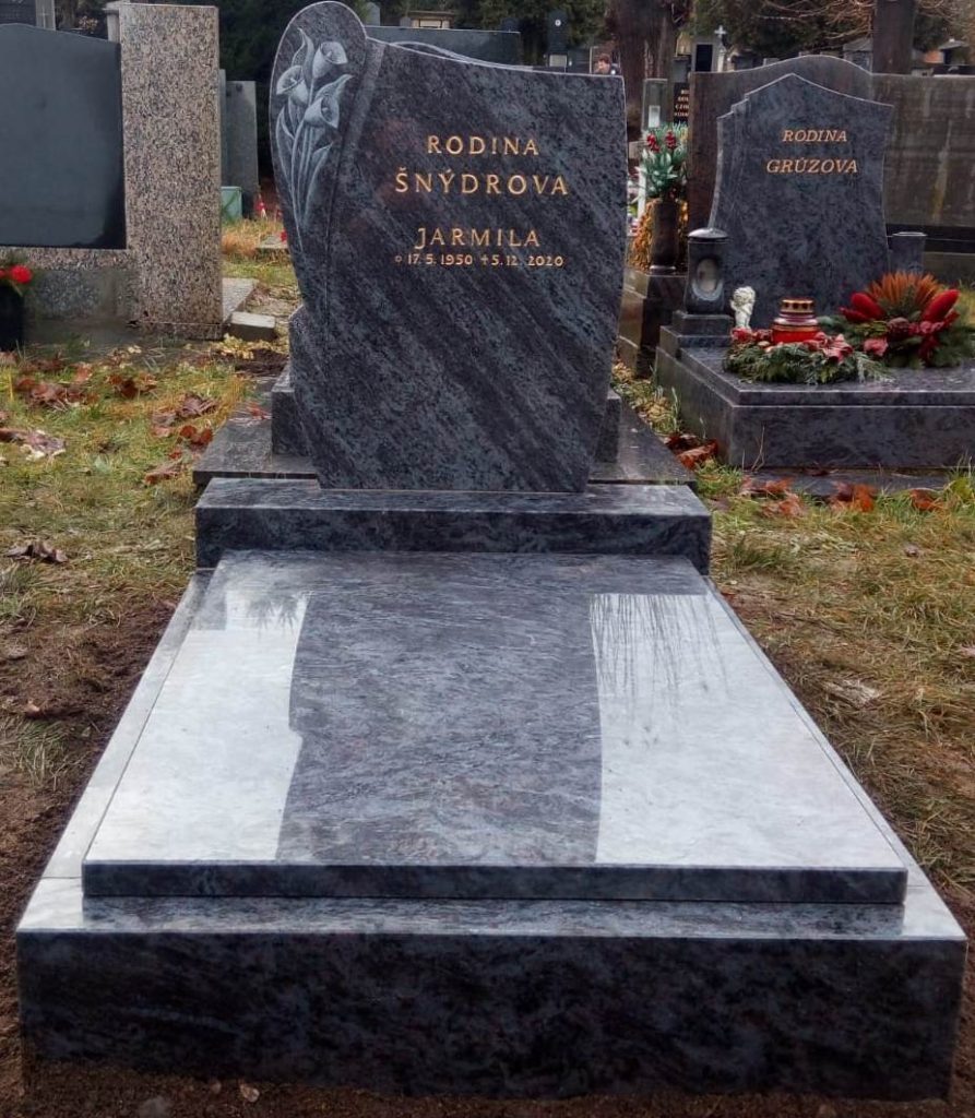 Žulový pomník na hřbitově